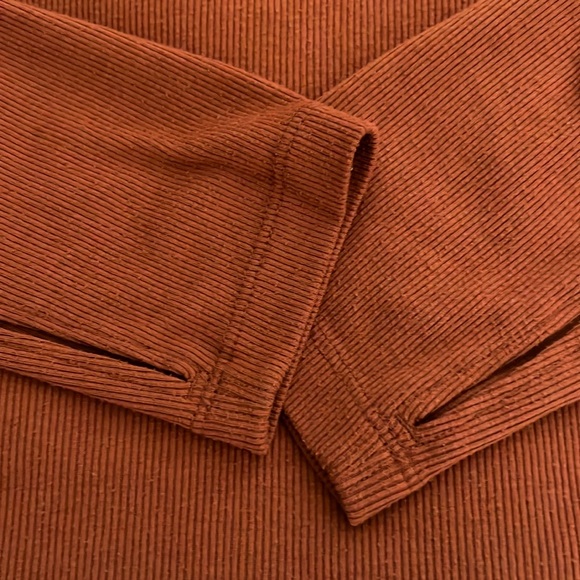 🍁Old Navy long sleeve light activewear top - Picture 4 of 9